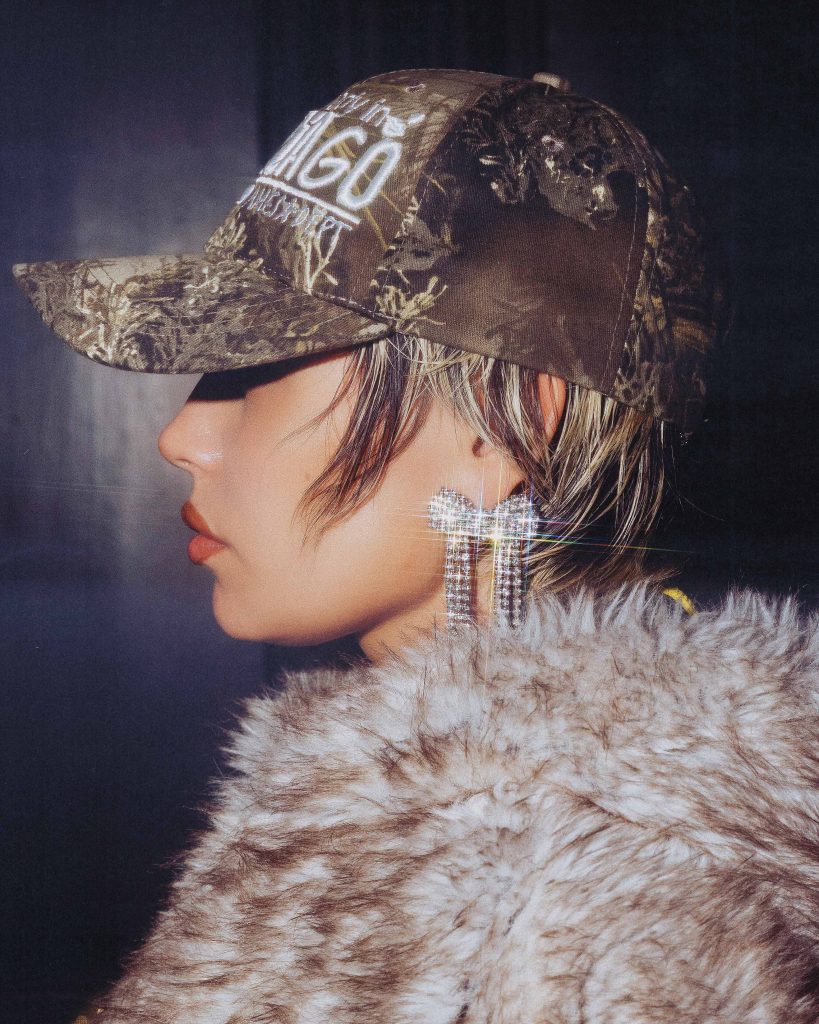 Imagen de Simona con una gorra y unos pendientes de color pleateado con forma de lazo